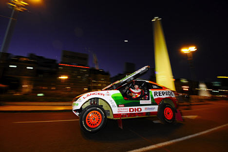 Mitsubishis 9-dobbelte Dakar vinder, Stephane Peterhansel, debuterer med den nye Racing Lancer og kørte i mål på 5. pladsen på rallyets første dag. På billedet under den ceremonielle parade i Buenos Aires fredag aften.